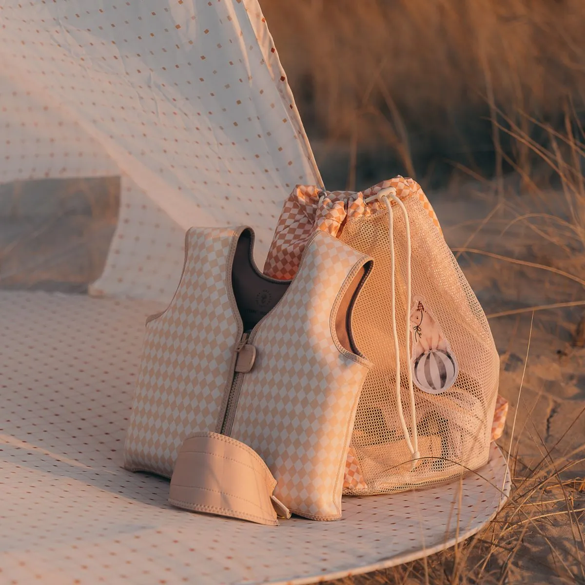 Mrs Ertha pop-up strandtent organic squares